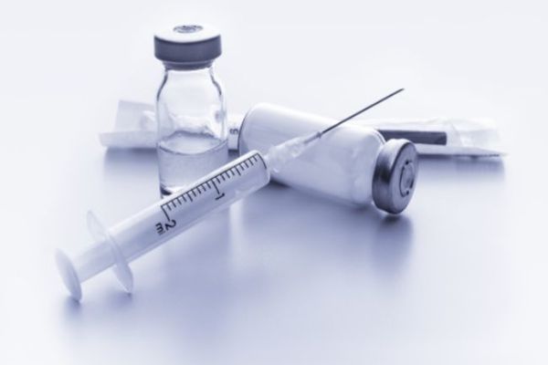 Cinci vaccinuri experimentale anti-COVID-19, testate pe om