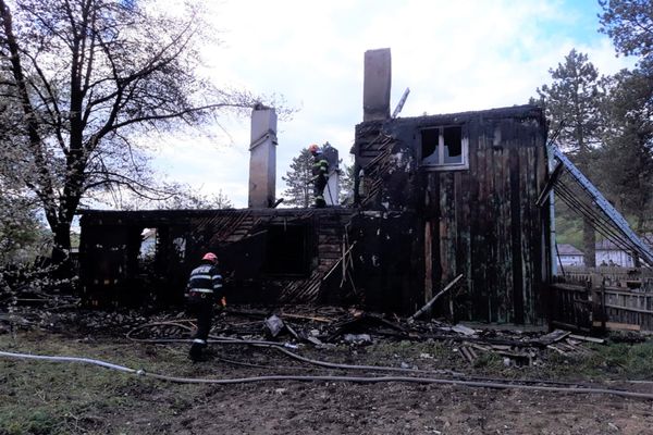 Incendiu la o cabană din localitatea Slătioara. O femeie a avut nevoie de îngrijiri medicale FOTO