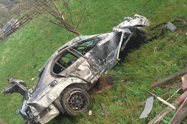 Accident rutier grav la Vama. O mașină scăpată de sub control a distrus două garduri și un stâlp de telefonie FOTO