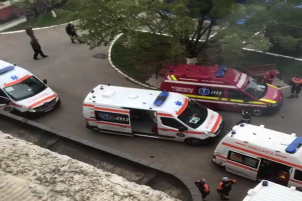 Curtea Spitalului Municipal Rădăuți, plină de ambulanțe. Managerul se întreabă dacă celelalte spitale din județ funcționează VIDEO