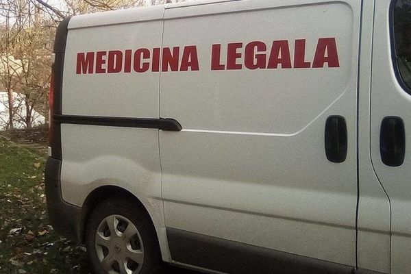 Un bărbat de 54 de ani a murit după ce a căzut de pe o scară