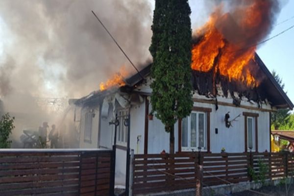 Incendiu violent la două case din cartierul Ițcani VIDEO