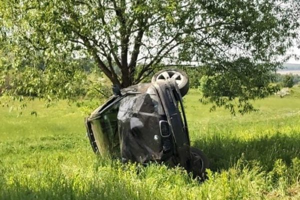 Un șofer beat s-a răsturnat cu mașina pe un câmp. Două persoane au fost rănite FOTO