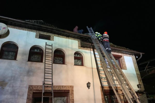 Incendiu la o casă din Voitinel. Acoperișul a fost distrus de flăcări FOTO