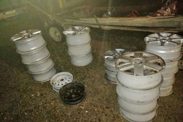 Un adolescent din Șcheia a fost prins de jandarmi în timp ce transporta cu un atelaj hipo 19 jante  și două compresoare auto furate FOTO