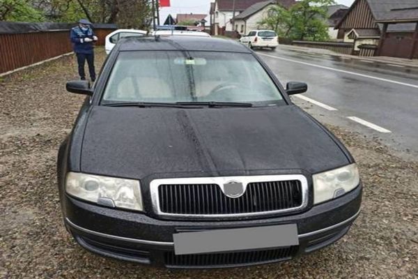 Autoturism încărcat cu ţigări de contrabandă, oprit după o urmărire în trafic  FOTO
