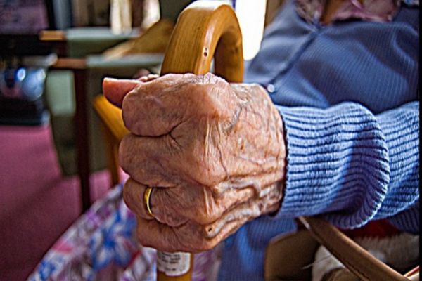 Evacuat din locuință de polițiști pentru că și-a bătut mama în vârstă de 82 de ani