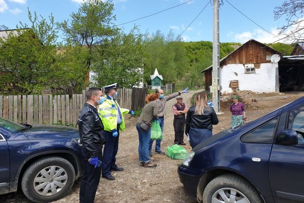 Peste o sută de pachete cu alimente împărțite în cătunul Tâmpoceni FOTO