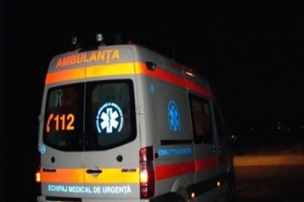 Un copil de un an și o lună a fost transportat la spital după ce a căzut într-un iaz