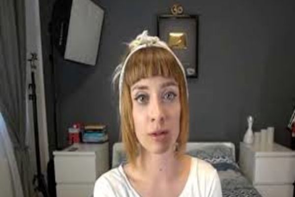 VIDEO Vloggeriță bătută în plină stradă! Cine este agresorul