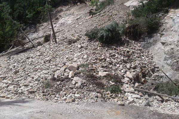 DN 18 este blocat pe un sens de mers la intrare în Cârlibaba, după o alunecare de teren