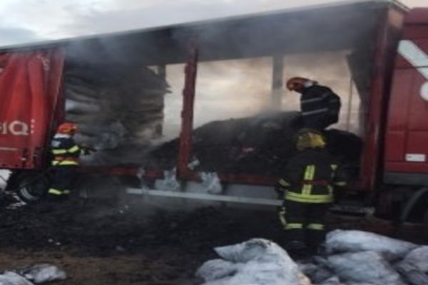 Un camion încărcat cu cărbuni pentru grătar a luat foc într-o parcare din Dornești FOTO