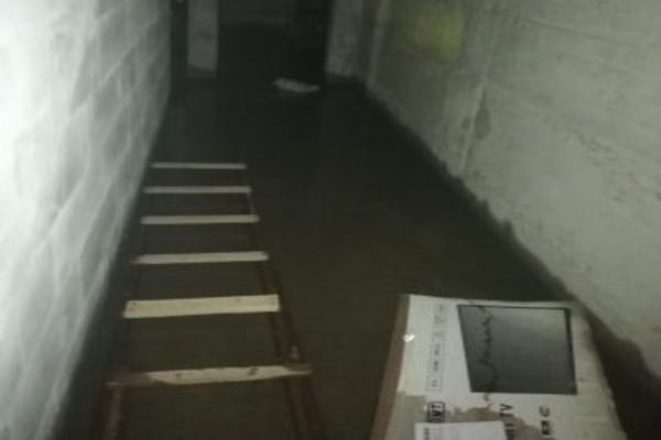 Pompierii chemați să intervină pentru evacuarea apei din subsolurile a două blocuri din Vatra Dornei FOTO