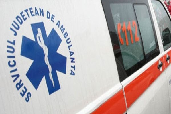 O șoferiță a acroșat o adolescentă, după ce a intrat cu mașina într-un cap de pod