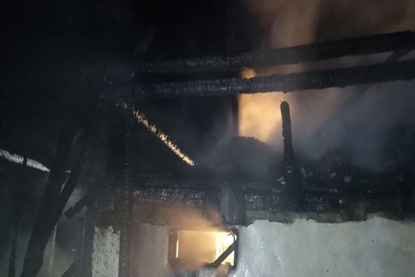 Incendiu la o gospodărie din Frătăuții Vechi, provocat de un fulger FOTO