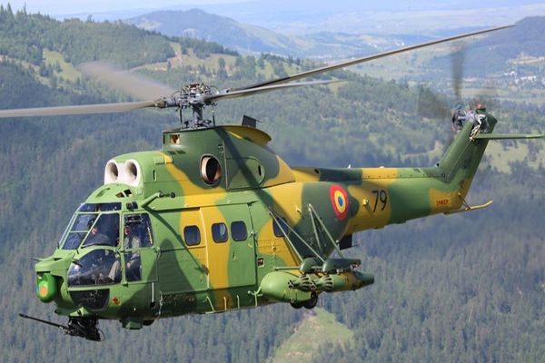 Flori lansate din aeronave deasupra Spitalului Județean Suceava