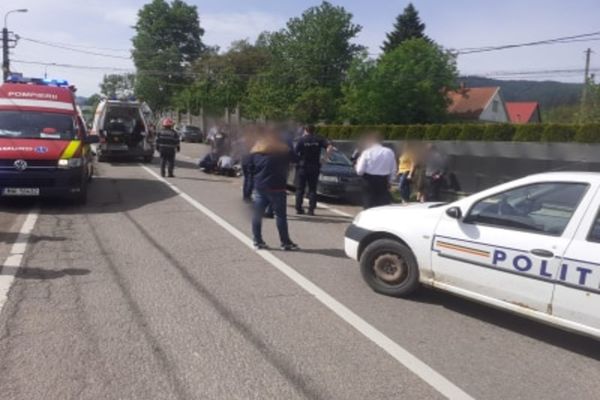 Accident grav pe raza localității Putna. O femeie și o fetiță au fost lovite de un autoturism FOTO