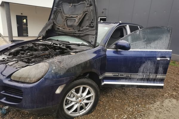 Un autoturism a luat foc în curtea unei gospodării din Bosanci FOTO