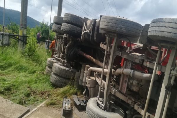 Autobasculantă lovită de tren pe raza localității Păltinoasa VIDEO