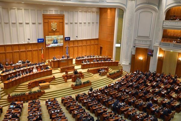 Dublarea alocațiilor copiilor, adoptată de Parlament