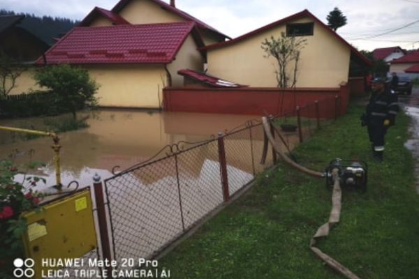 Intervenții ale pompierilor în Vatra Dornei, Fălticeni, Câmpulung Moldovenesc, Gura Humorului și Suceava pentru evacuarea apei