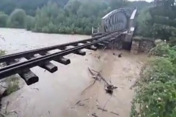 Pod feroviar luat de ape la Brodina VIDEO