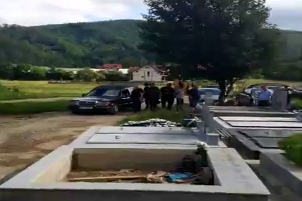 Rudele unui bărbat decedat, infectat cu COVID 19, s-au ales cu dosar penal după ce au desigilat sicriul VIDEO