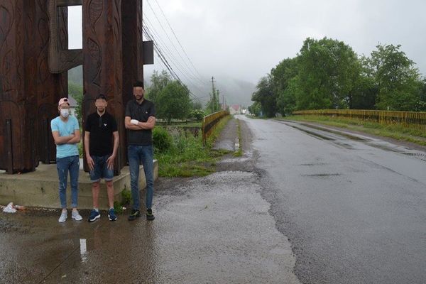 Trei algerieni, prinși de polițiștii de frontieră după ce au trecut ilegal din Ucraina în România FOTO