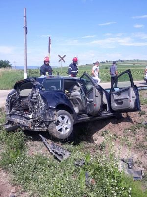 Autoturism lovit de trenul Suceava Cacica FOTO