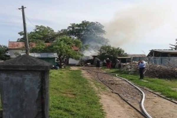 Incendiu la o gospodărie din Plopeni FOTO
