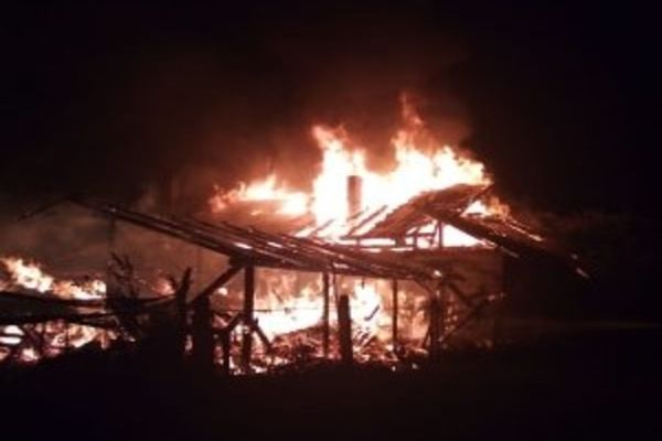 O gospodărie din comuna Sadova a fost cuprinsă de flăcări FOTO