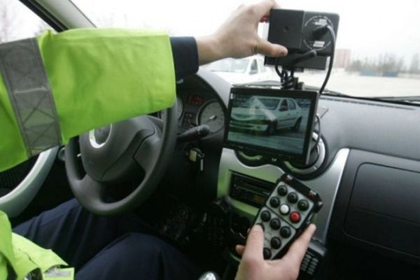 Tânăr din Botoșani prins fără permis, după ce a fost oprit pentru depășirea vitezei legale