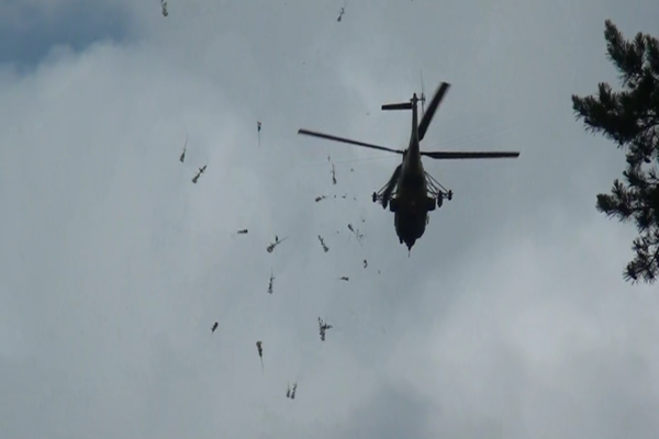 Trei elicoptere militare au lansat flori deasupra Spitalului Județean Suceava VIDEO 