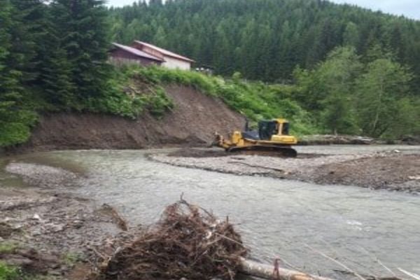 Gospodărie din Izvoarele Sucevei în pericol după ce viiturile au măcinat malul râului Suceava Foto