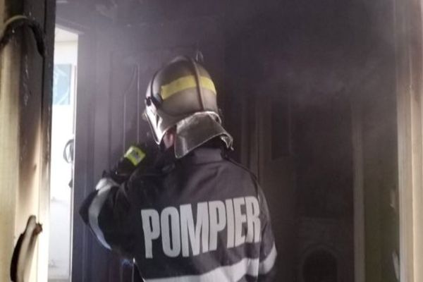 Incendiu la o casă din Frumoasa. Două femei au suferit atacuri de panică