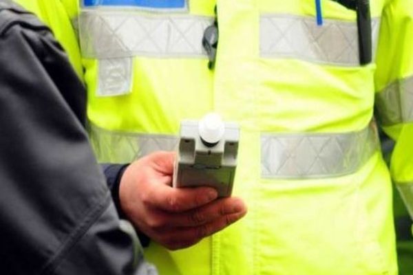 Beat la volan a intrat cu mașina în gardul unui imobil