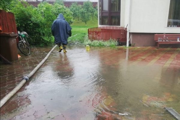 Pompierii suceveni, misiuni de evacuare a apei în Sucevița și Siret VIDEO