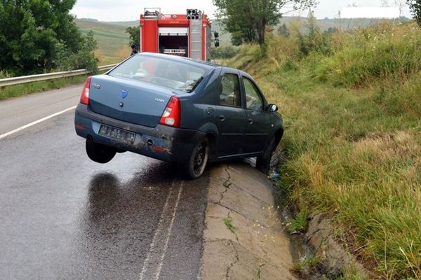 Băut și fără permis s-a oprit cu mașina în șanț