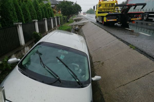 Șofer din Suceava, cu mașina în șanț pe DN17, în Rusu Bârgăului! O femeie a ajuns la spital