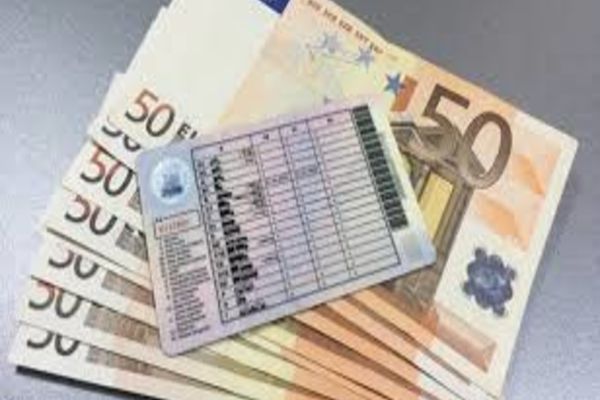 Tupeu maxim! Conducea o mașină sechestrată și avea permis de conducere fals