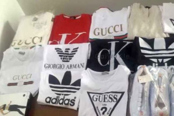 Vindea haine ”de firmă” contrafăcute. S-a ales cu marfa confiscată și dosar penal