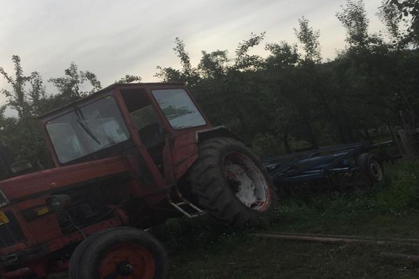 A căzut de pe scara unui tractor în mers! Tractoristul are acum dosar penal