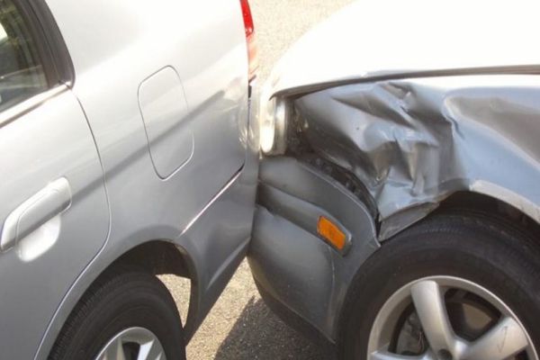 Aproape de comă alcoolică, un șofer a intrat în două mașini parcate regulamentar