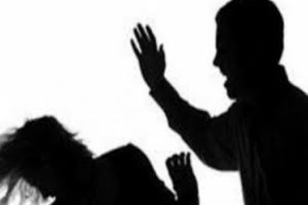 Și-a bătut soția de două ori în aceeași zi