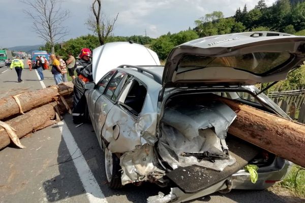 O remorcă plină cu lemne s-a răsturnat peste un autoturism. Două persoane din Iași au ajuns la spital