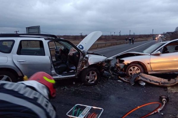 Trei persoane au ajuns la spital din cauza unei depășiri neregulamentare efectuate de un șofer beat