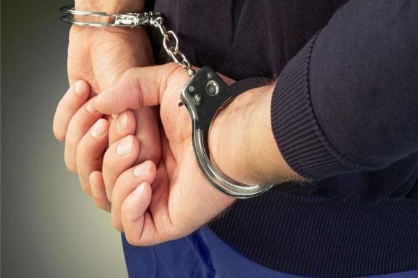 O persoană a fost reținută, o mașină și mii de pachete de țigări fără timbru au fost confiscate 