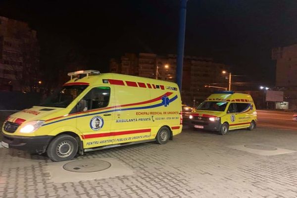 Accident rutier produs de un șofer neexperimentat. Trei tineri au ajuns la spital