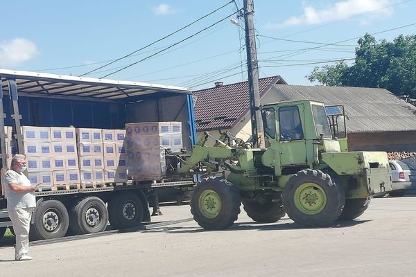 A început distribuirea pachetelor cu alimente de bază pentru persoanele defavorizate în Suceava