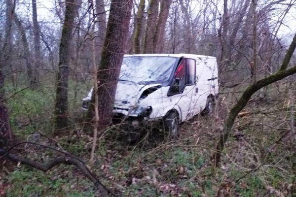 A adormit la volan și s-a trezit cu mașina în copac